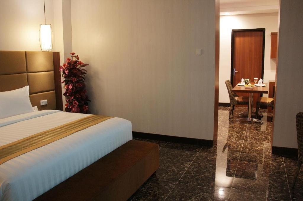 Atrium Premiere Cilacap Exterior foto