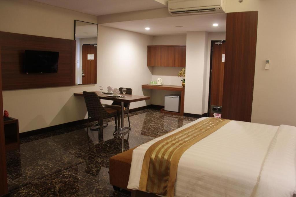 Atrium Premiere Cilacap Exterior foto
